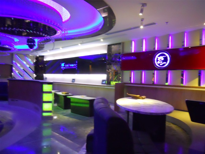 城阳宝龙KTV，LED灯布线安装
